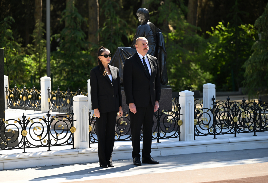 Le président Ilham Aliyev et la première dame Mehriban Aliyeva se recueillent devant la tombe d’Heydar Aliyev VIDEO