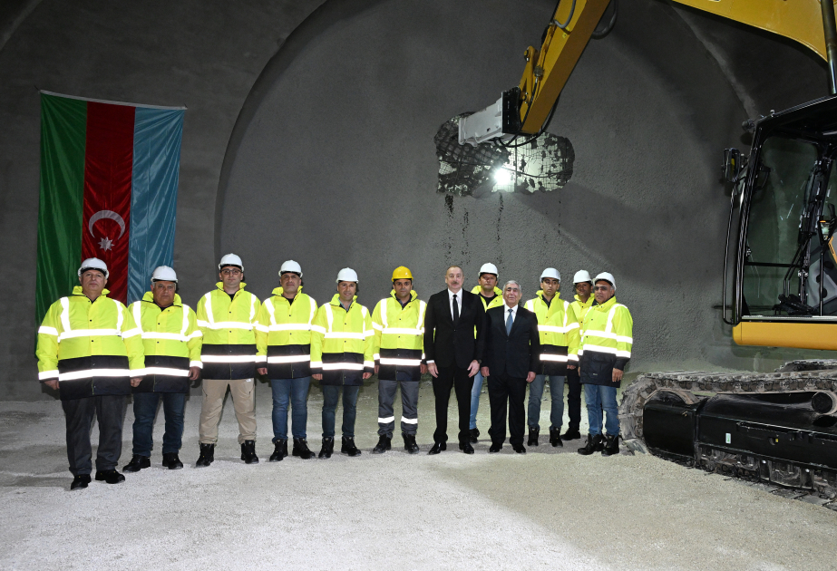 伊利哈姆·阿利耶夫总统视察艾哈迈德贝利-菲祖利-舒沙公路修建工程，出席沿公路修建的第一条隧道通车仪式