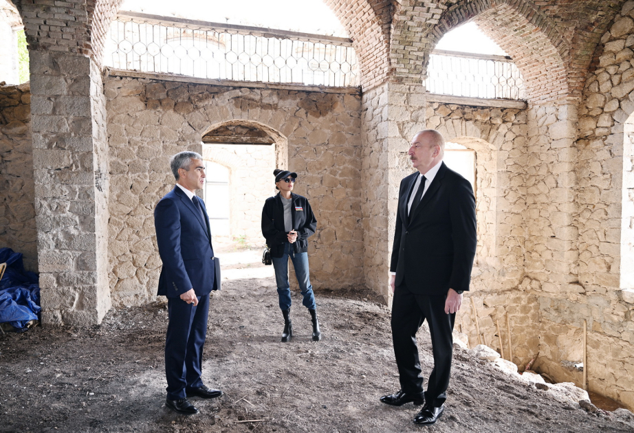 الرئيس إلهام علييف والسيدة الأولى مهربان علييفا يتعرفان على سير أعمال إعادة البناء بمسجد تشول قلعة في شوشا المحررة من الاحتلال الأرميني (محدث)