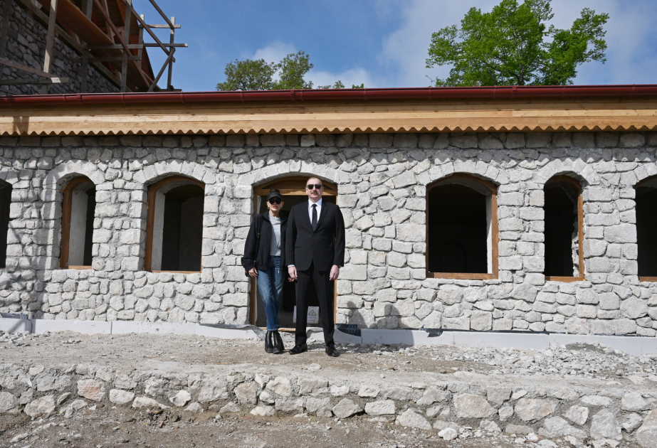 El Presidente y la Primera Dama inspeccionaron las obras de restauración de la Casa-Museo Uzeyir Hajibeyli en Shusha