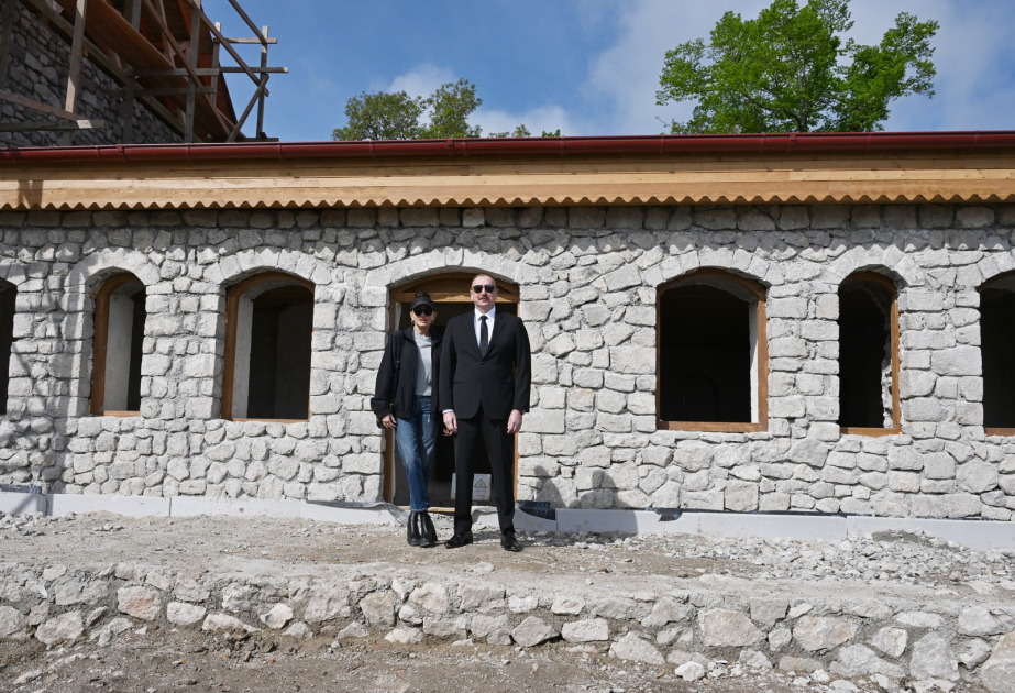 الرئيس إلهام علييف والسيدة الأولى مهربان علييفا يتفقدان سير أعمال إعادة البناء ببيت عذير حاجي بكلي المتحفي في شوشا المحررة من الاحتلال الأرميني (محدث)