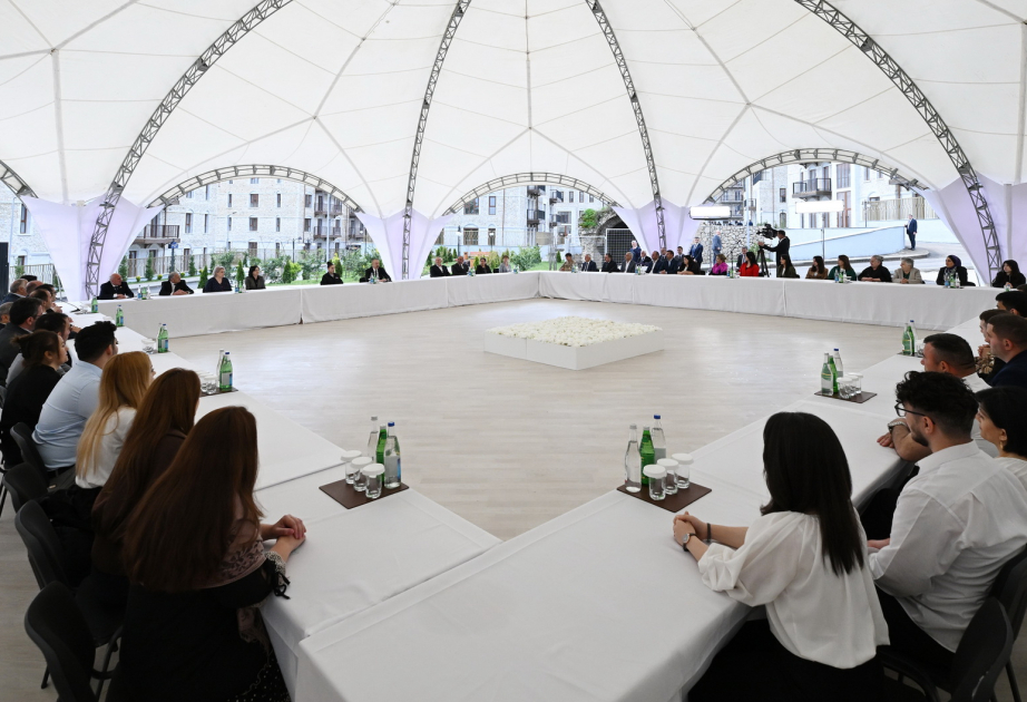 الرئيس إلهام علييف والسيدة الأولى مهربان علييفا يحضران حفل تدشين مجمع سكني أول في شوشا ويجتمعان مع أوائل السكان العائدين (محدث)