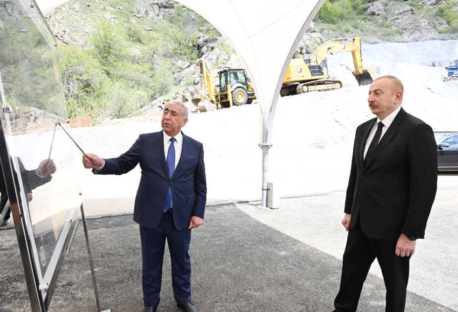 El Presidente Ilham Aliyev inspeccionó las obras realizadas en la autopista Khankandi-Shusha-Lachin