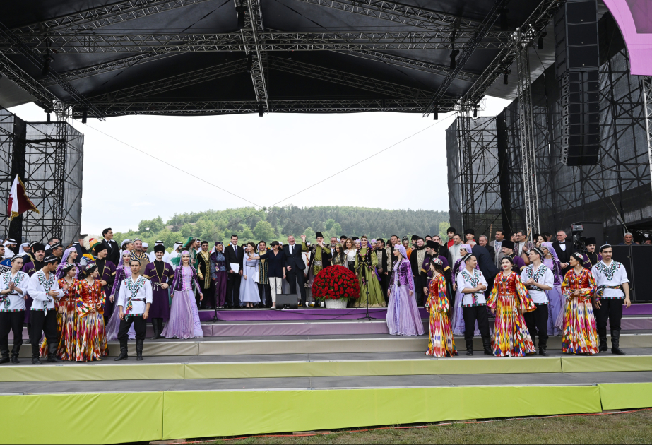 Präsident Ilham Aliyev und First Lady Mehriban Aliyeva nehmen am 7. Musikfestival 