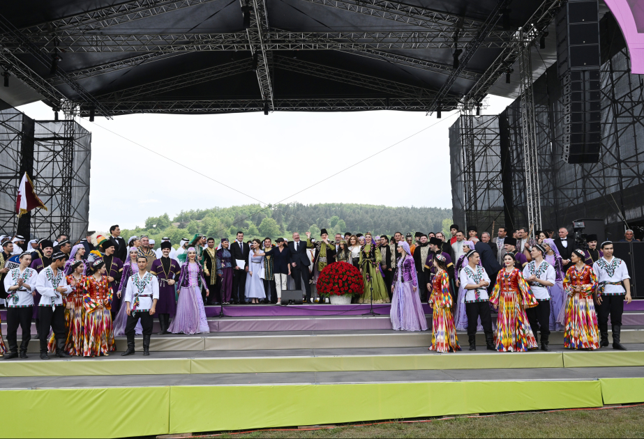 El Presidente Ilham Aliyev y la Primera Dama Mehriban Aliyeva asisten a la ceremonia de inauguración del 7º Festival Internacional de Música «Kharibulbul» en Shusha