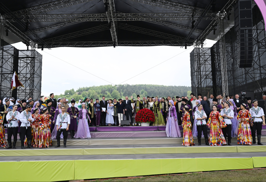 الرئيس إلهام علييف والسيدة الأولى مهربان علييفا يحضران حفل افتتاح مهرجان 